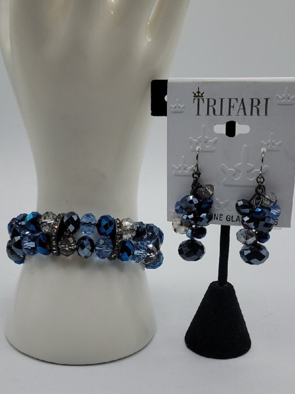 Trifari Demi Parure Blue Faceted Bead Stetch Bracelet & Hook Earrings Estate